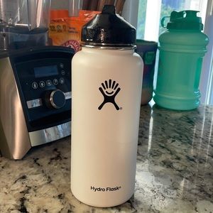 White 32oz wide mouth Hydroflask. Straw lid!